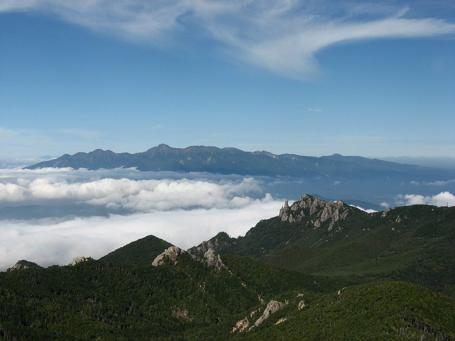 瑞牆山(手前)と八ヶ岳(奥)