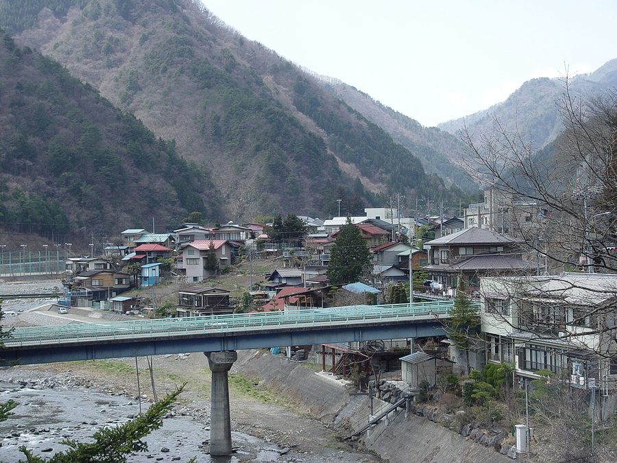 丹波山村の集落と丹波川に架かる橋