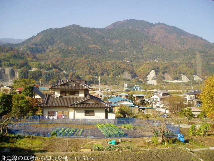 身延線の車窓から望む身延山（標高1,153メートル）