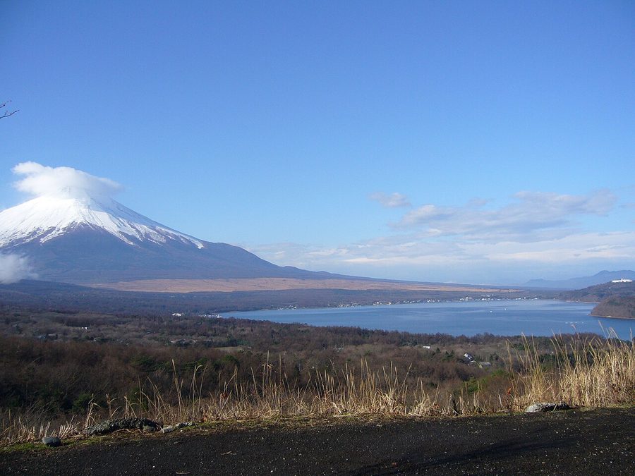 山中湖越しに望む富士山