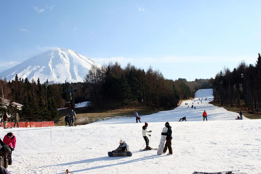 ふじてんスノーリゾートのゲレンデと富士山