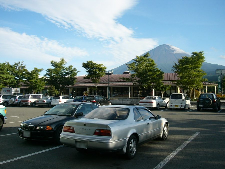 道の駅なるさわの駐車場から望む富士山