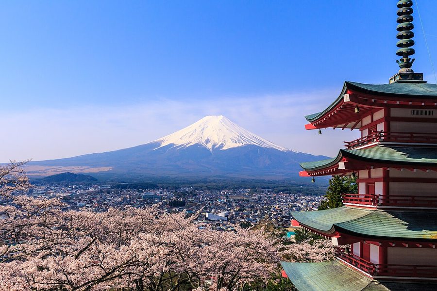 忠霊塔と富士山