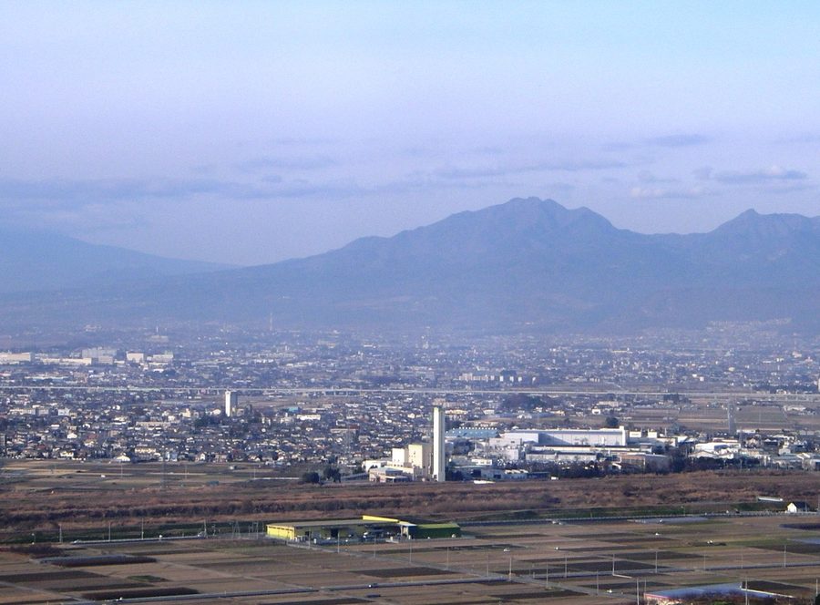 南から望む茅ヶ岳と甲府盆地