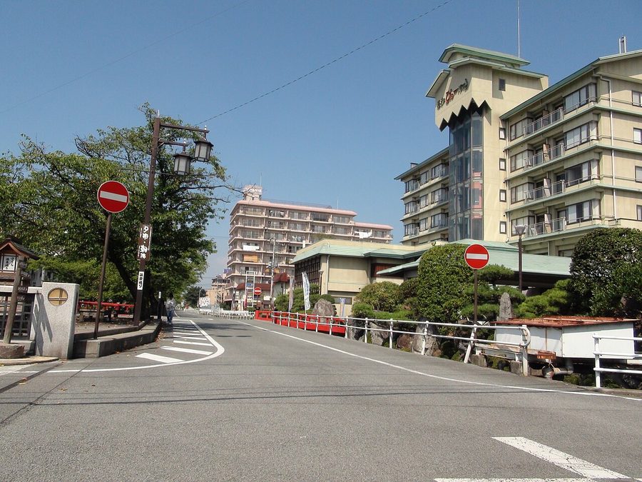 石和温泉の旅館街