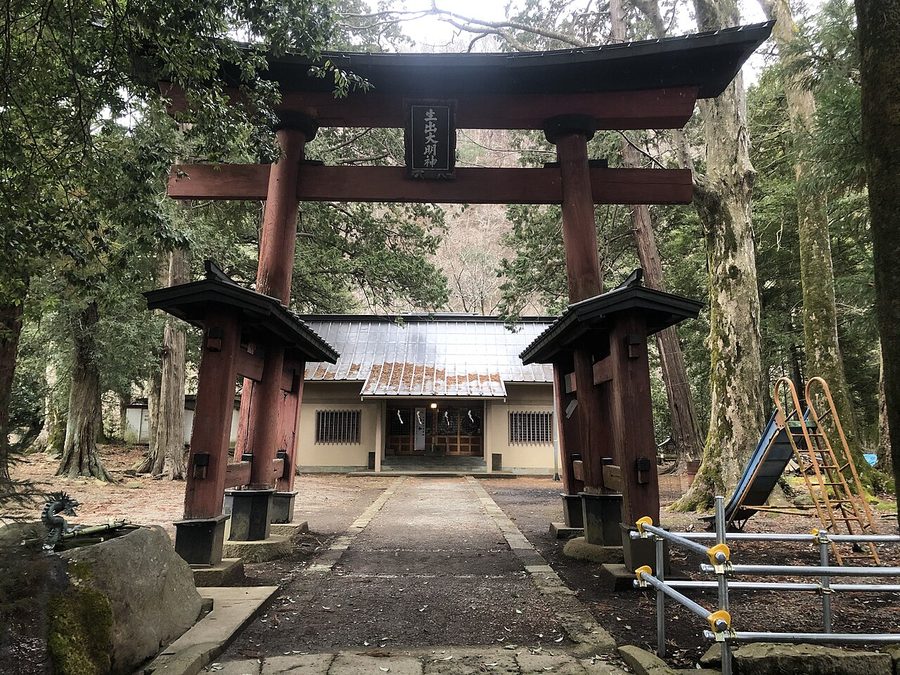 生出神社の鳥居と社殿