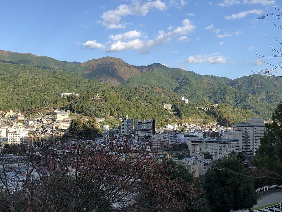 下呂温泉の温泉街を見下ろす風景