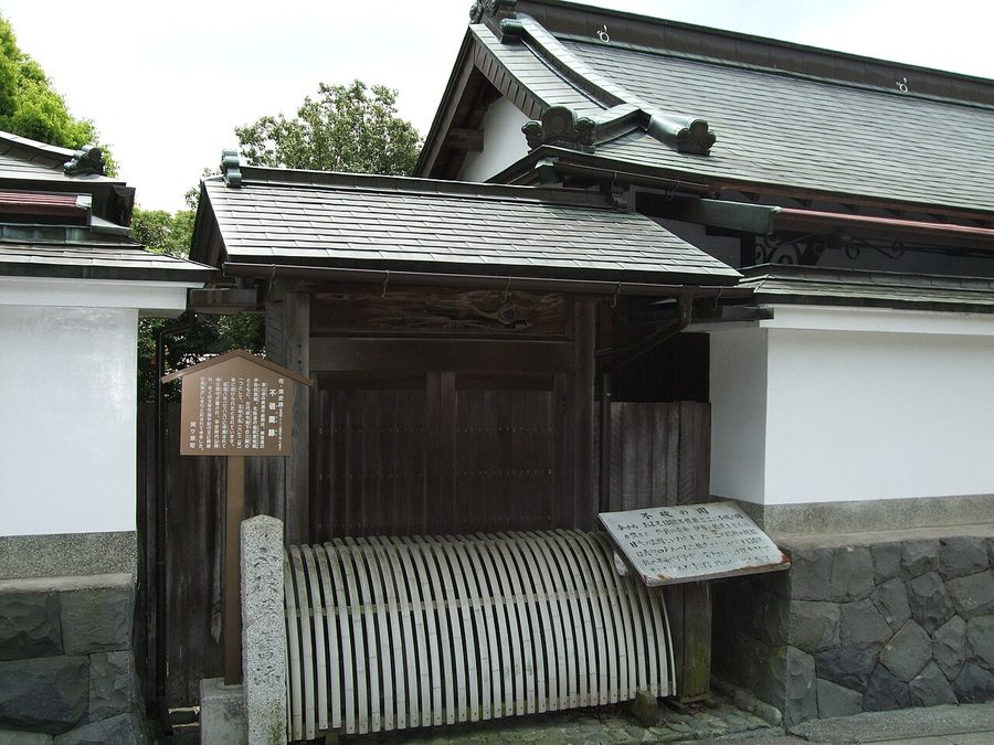 不破関跡の門