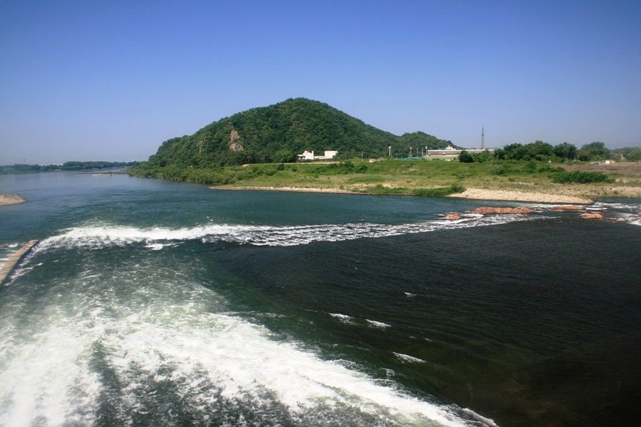 木曽川越しに望む伊木山