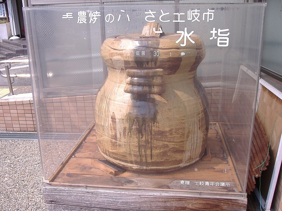 土岐市駅の改札外に置かれた巨大な美濃焼の水指