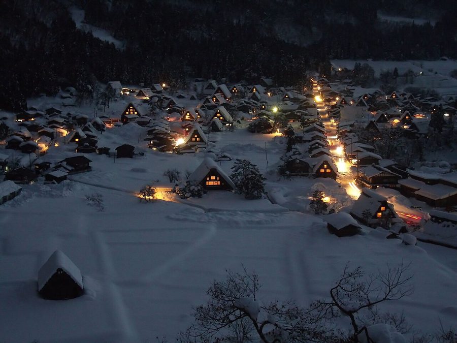 雪に包まれた白川郷・荻町の合掌造り集落の夜