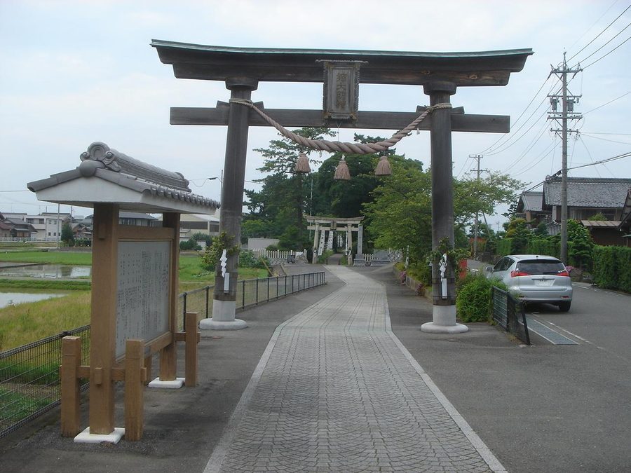 結神社の参道口に立つ大鳥居