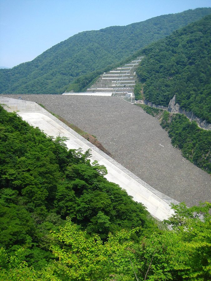 徳山ダムの堤体