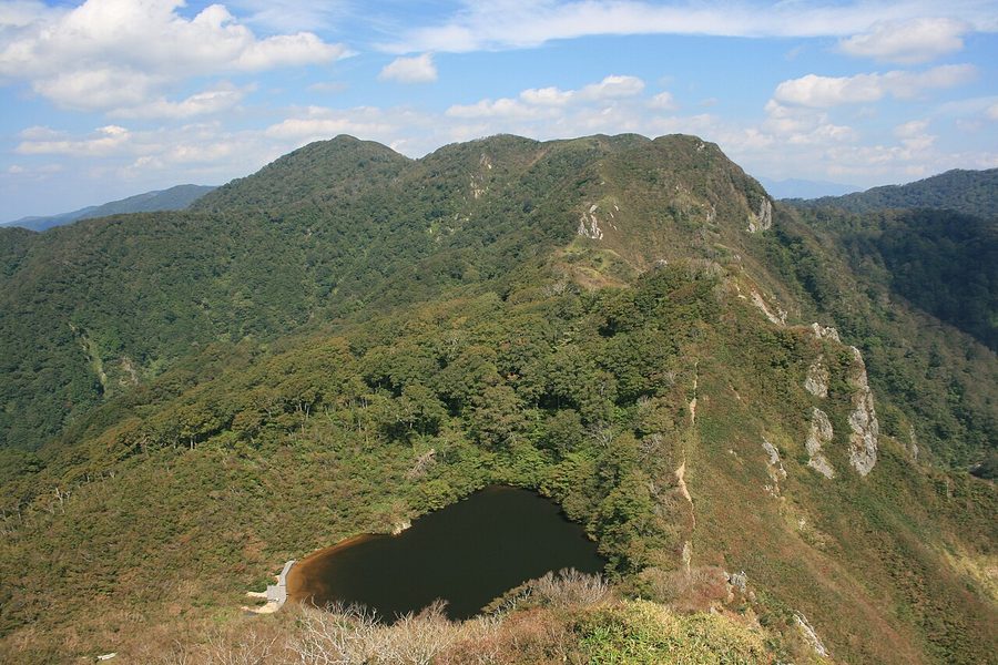 夜叉ヶ池と、背後に連なる両白山地の三周ヶ岳