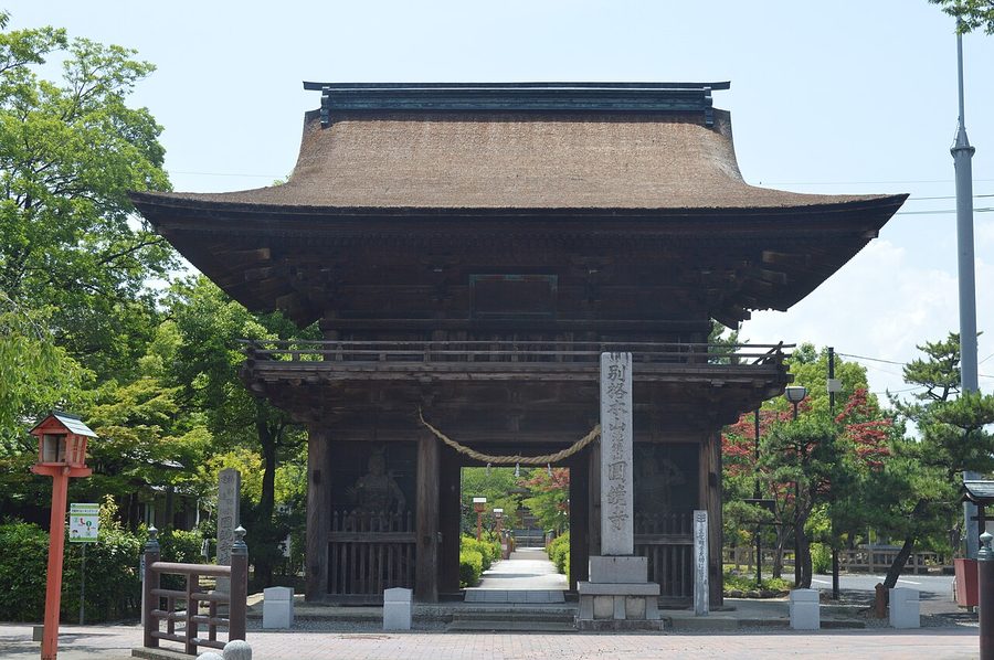 円鏡寺の楼門