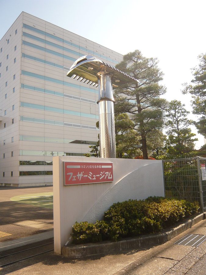カミソリ文化伝承館・フェザーミュージアムの入口に立つ、巨大なカミソリをかたどったモニュメント