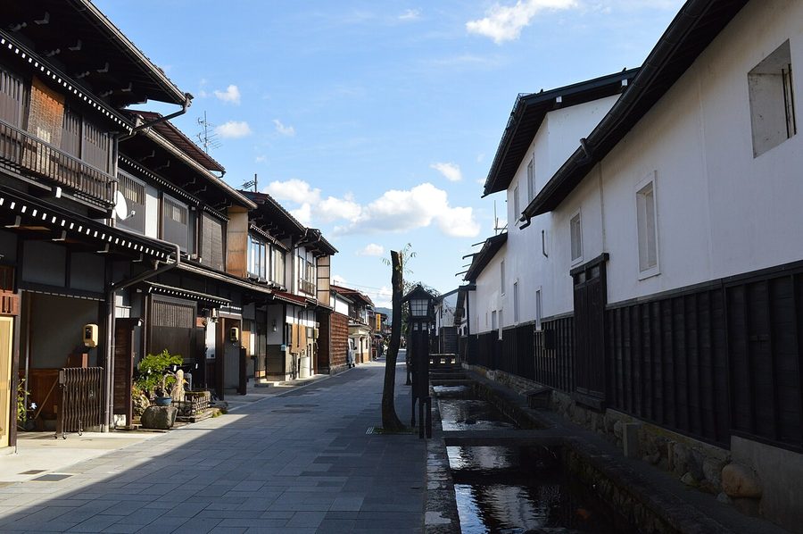 瀬戸川沿いの白壁土蔵街