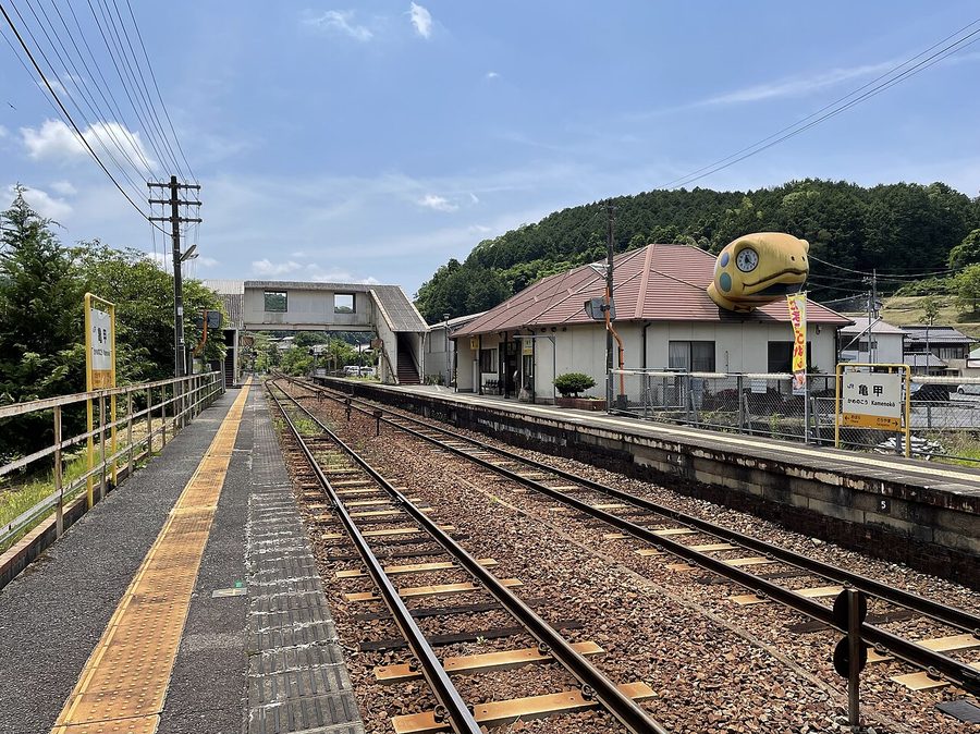 亀甲駅のホームと駅舎