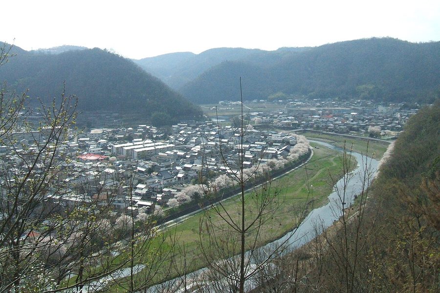 小田川沿いに広がる井原市街地を高台から望んだ様子