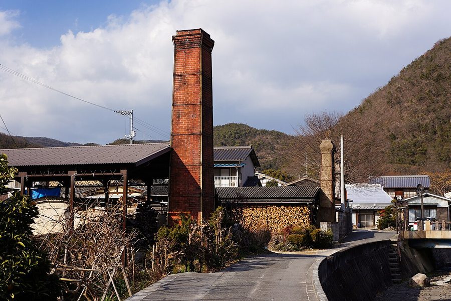 伊部の集落に立つれんが造りの大きな煙突