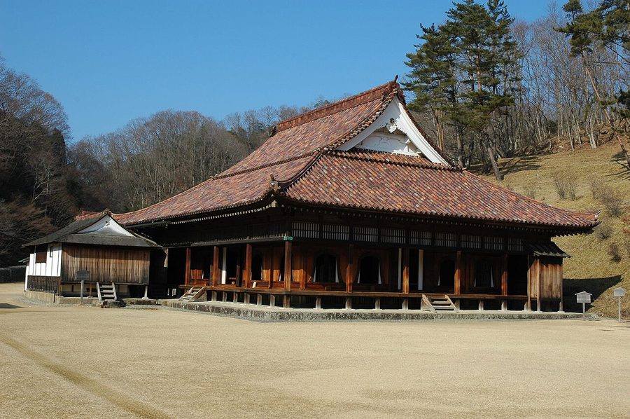 閑谷学校の講堂(国宝)と小斎(重要文化財、藩主の休息所)