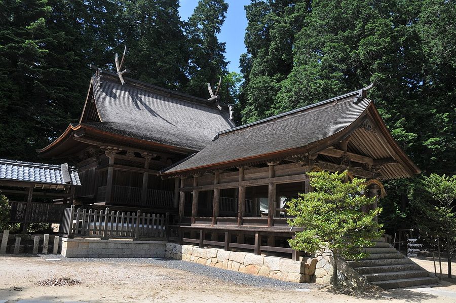 吉川八幡宮 拝殿と本殿