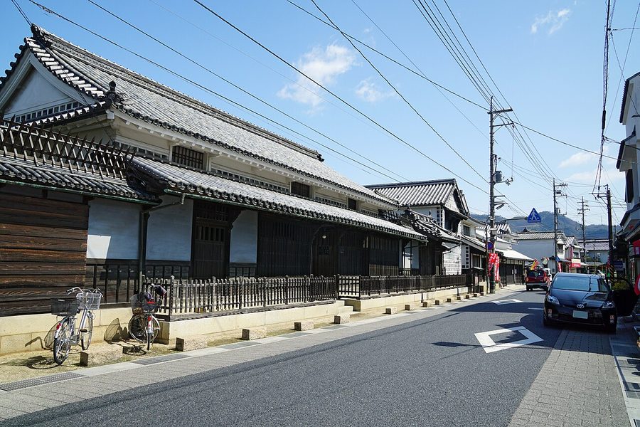 旧矢掛脇本陣高草家住宅前の町並み