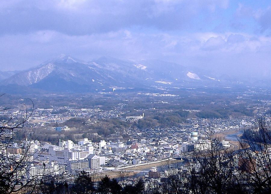 雪をかぶった山々に囲まれた津山市街地