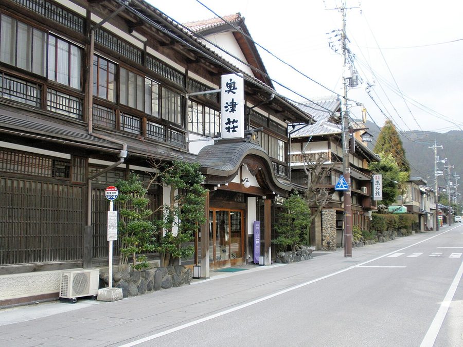 奥津温泉に建つ老舗旅館「奥津荘」