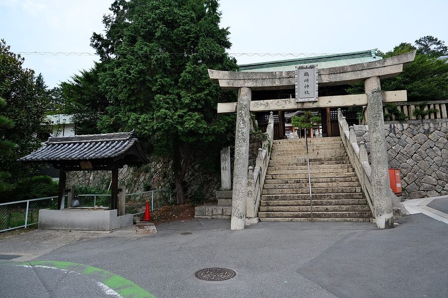 鶴崎神社の鳥居と参道の石段