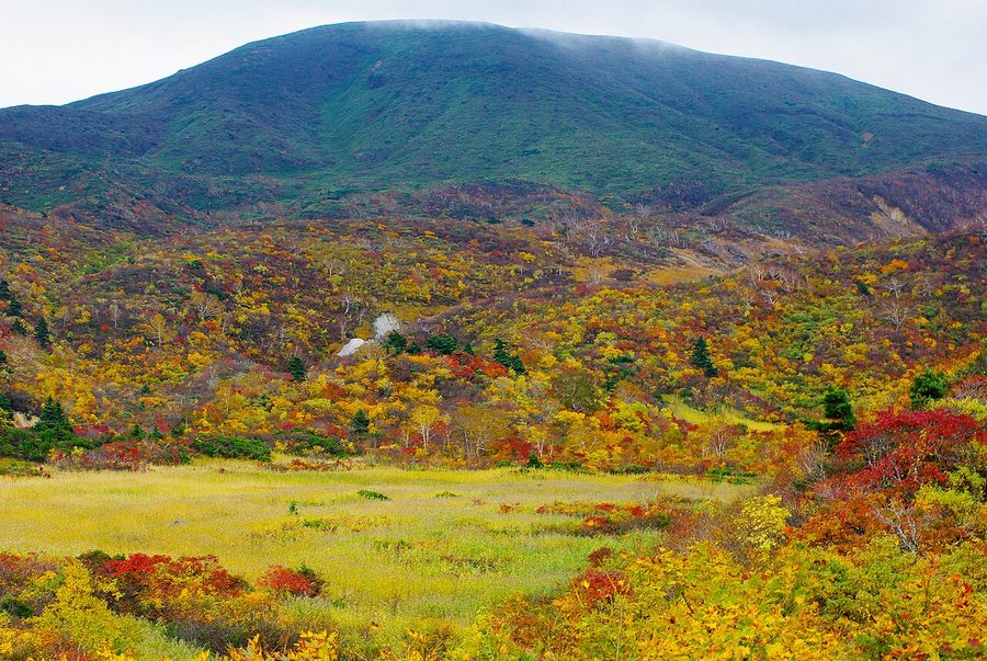 名残ヶ原から望む須川岳(栗駒山)