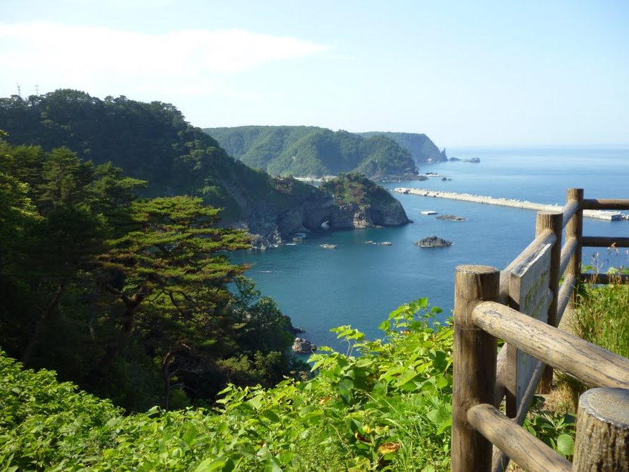 熊の鼻展望台から北を望む海岸線