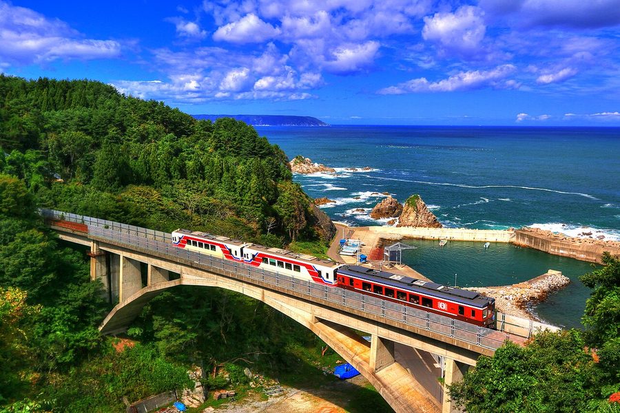大沢橋梁を渡る三陸鉄道の車両
