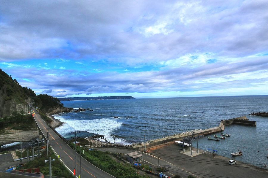 岬に沿って道路が延びる三陸海岸の海岸線