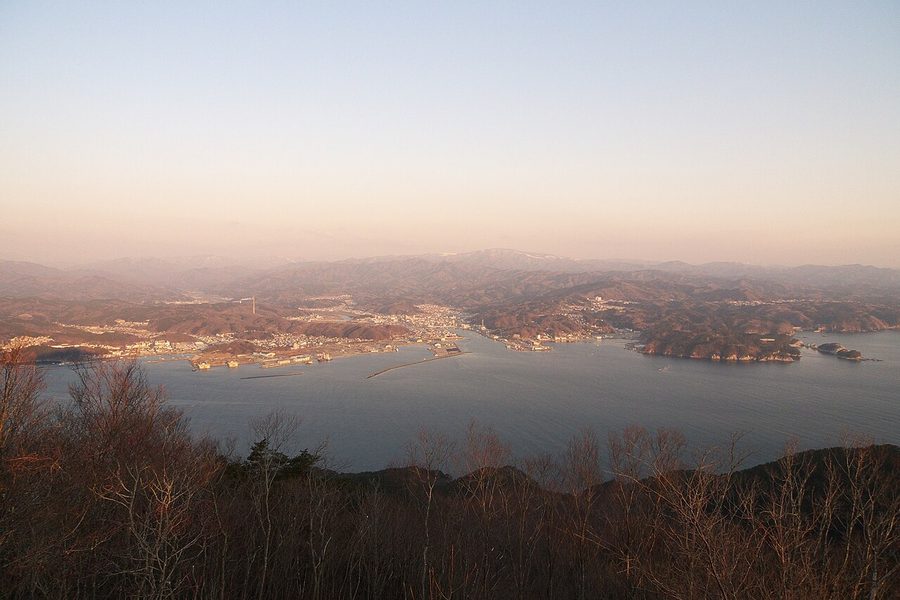 月山山頂から望む宮古湾・浄土ヶ浜と宮古市中心部