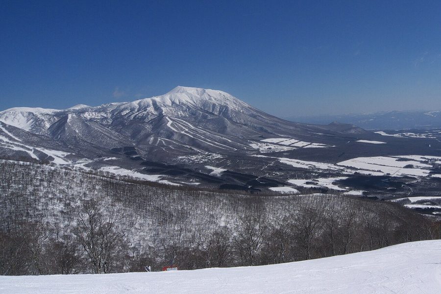 雫石スキー場から望む岩手山と鞍掛山