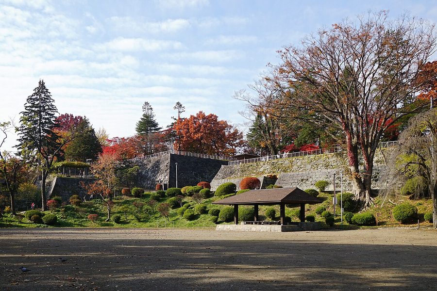 盛岡城跡公園の石垣と紅葉