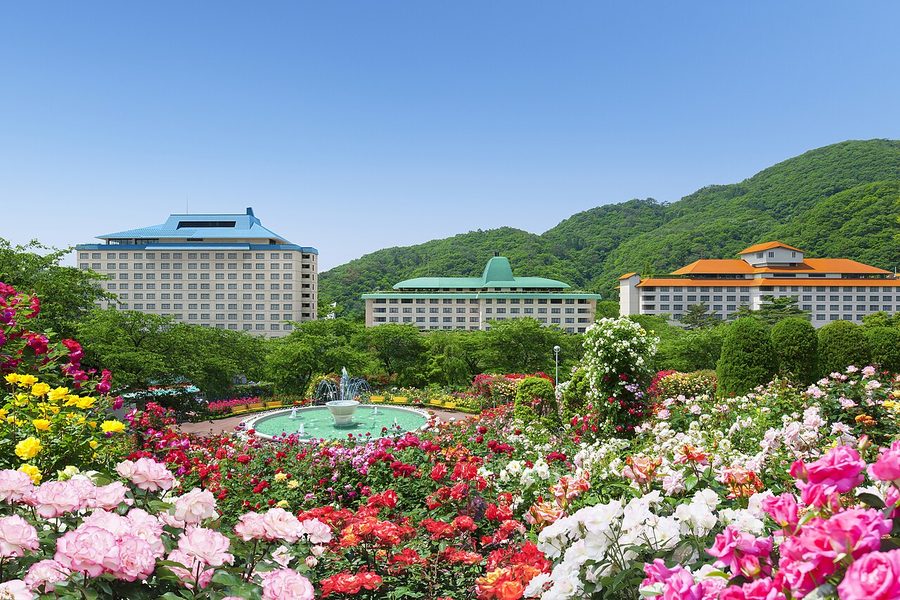 花巻温泉のバラ園とホテル3館（ホテル千秋閣・ホテル花巻・ホテル紅葉館）