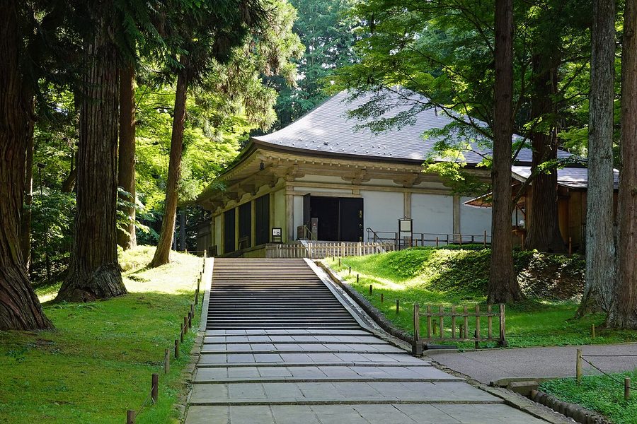 中尊寺金色堂を風雨から守る覆堂（さやどう）の外観