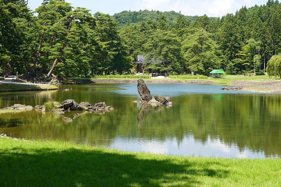 毛越寺の大泉が池と伽藍跡