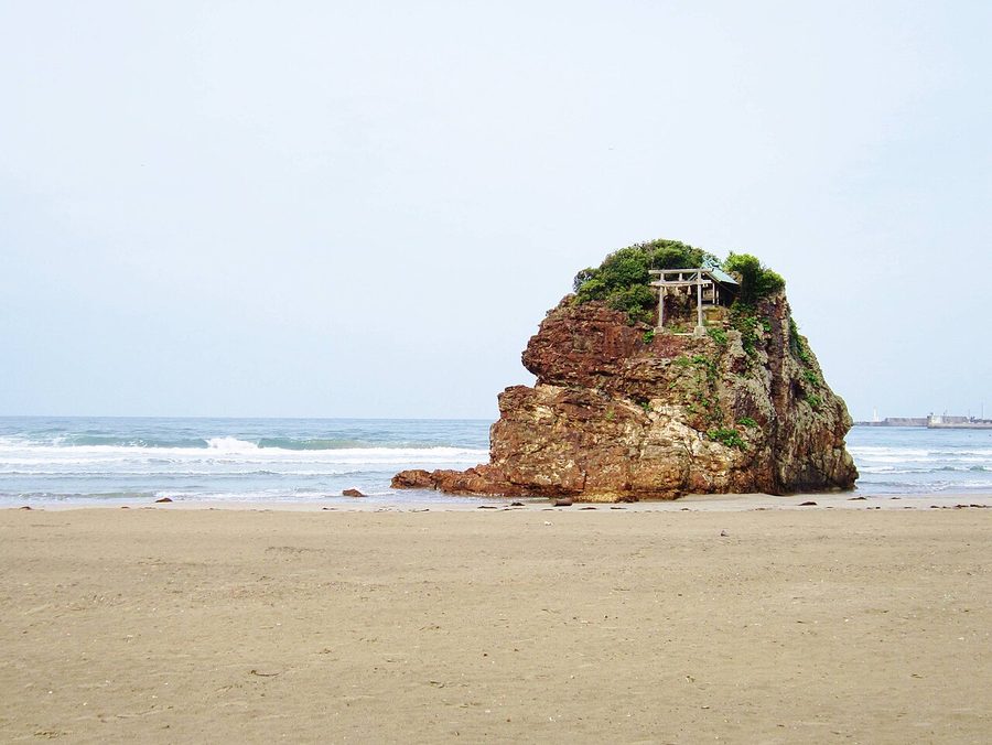 稲佐の浜に立つ弁天島