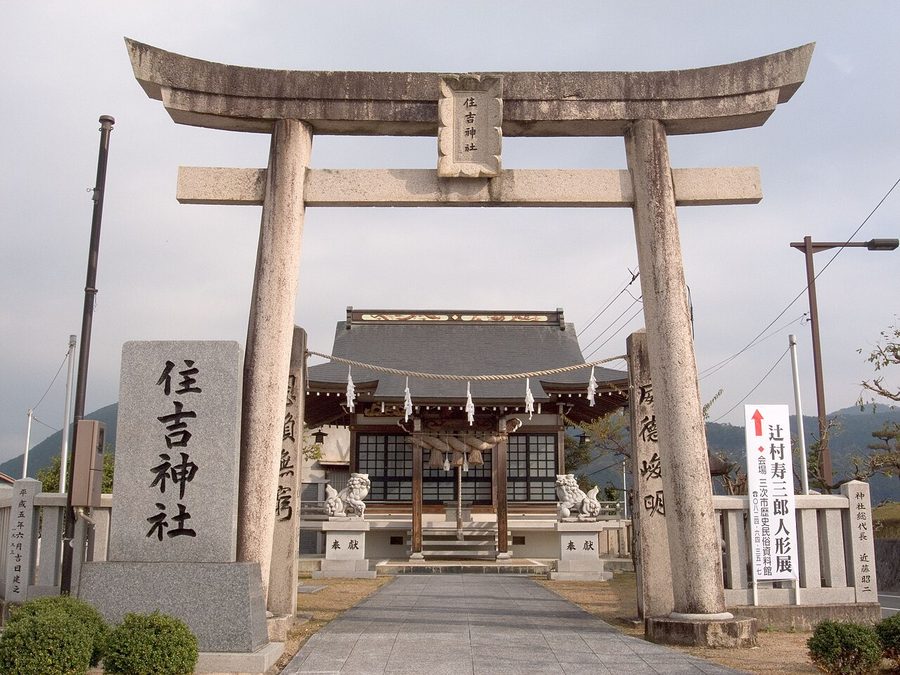 住吉神社の鳥居と社殿