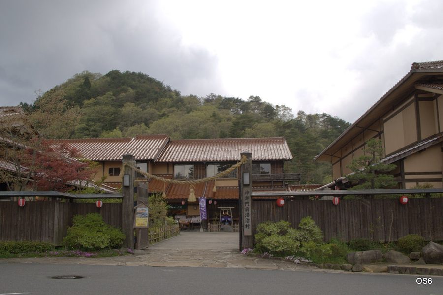 神楽門前湯治村の入口