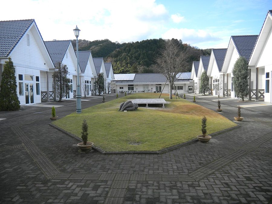 八千代の丘美術館の展示棟が並ぶ中庭