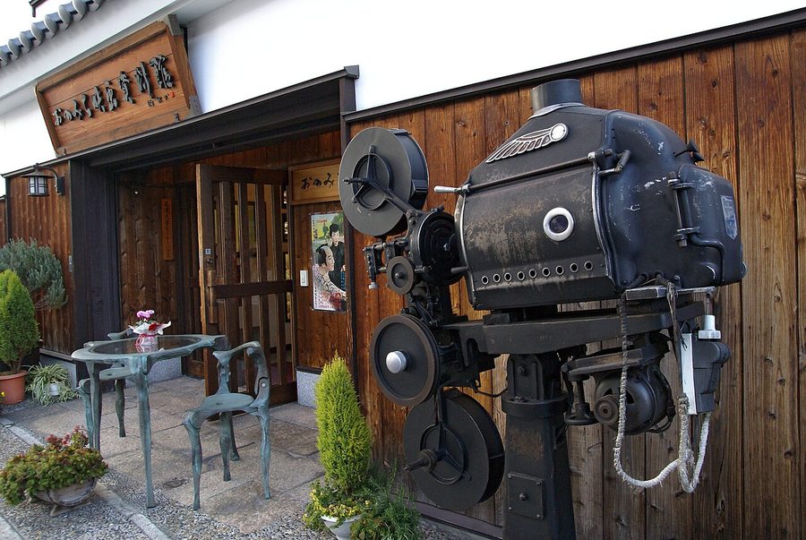 おのみち映画資料館の店先に置かれた大型の古い映写機