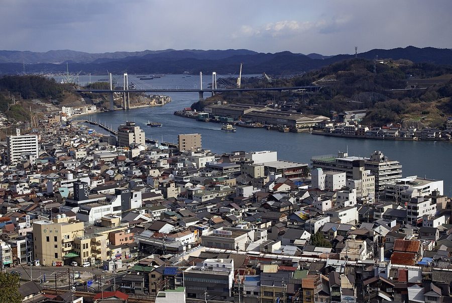 尾道水道を挟んで向かい合う市街地