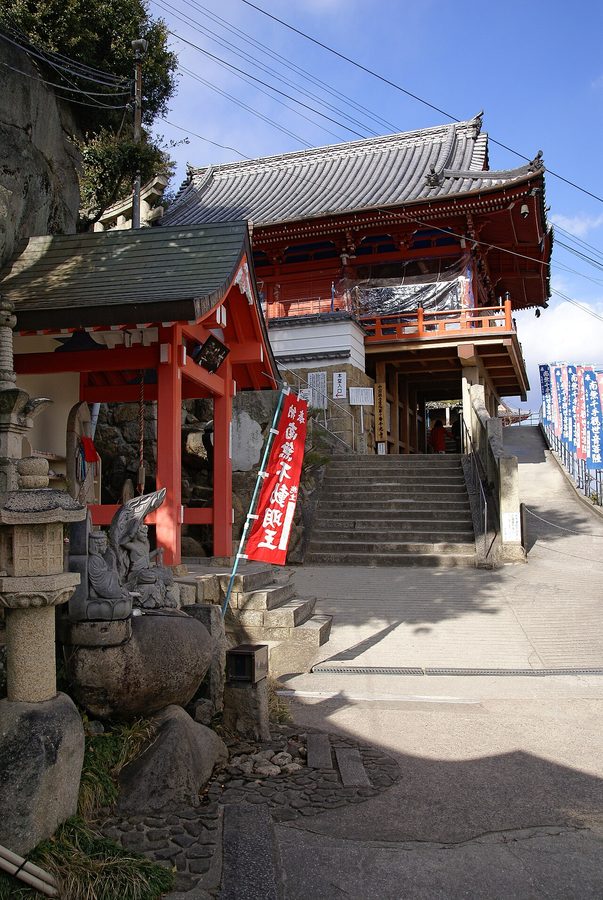 千光寺の本堂へ続く石段と山門