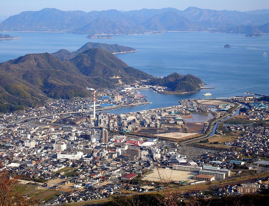 旭山から望む竹原市街と瀬戸内海
