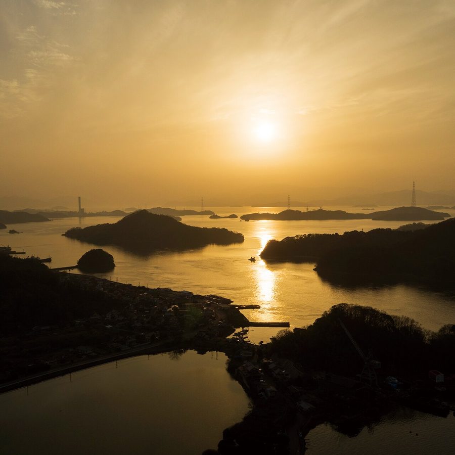 瀬戸内海に浮かぶ島々に沈む夕日