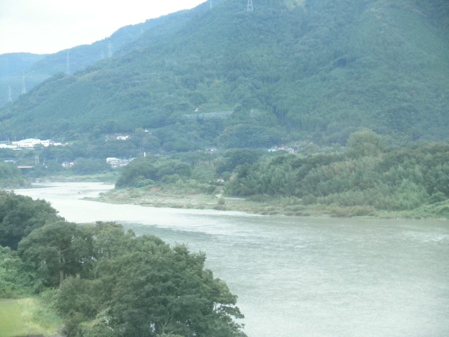 町の中央部を流れる吉野川